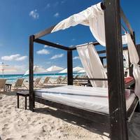 espreguiçadeiras luxuosas de madeira na praia do caribe