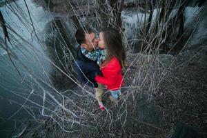 casal na paisagem de inverno foto