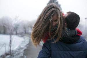 casal na paisagem de inverno foto