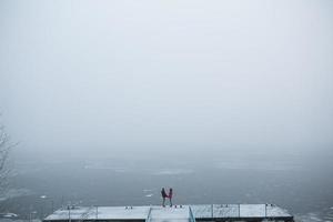 casal na paisagem de inverno foto