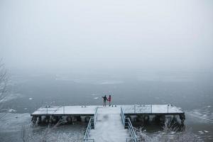 casal na paisagem de inverno foto