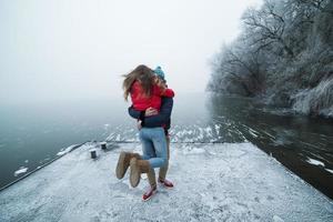 casal na paisagem de inverno foto