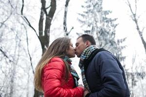 casal retrato ao ar livre foto