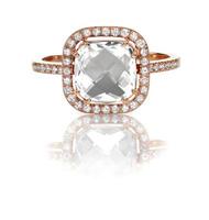 anel de diamante com lapidação almofada incrustado em ouro rosa.