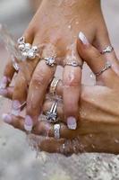 mulher lavando joias com as mãos cobertas de água