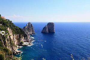 paisagem deslumbrante das famosas rochas faraglioni na ilha de capri, itália.