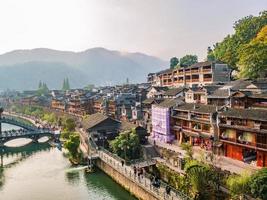 vista da paisagem na manhã da cidade velha de fenghuang. cidade antiga de phoenix ou condado de fenghuang é um condado da província de hunan, china foto