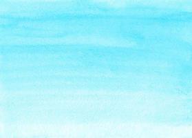 textura de fundo ombre azul céu claro aquarela. pano de fundo gradiente cerúleo pastel abstrato aquarelle. modelo na moda horizontal em aquarela. papel texturizado. foto