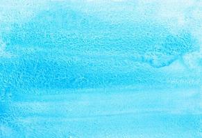 pintura de fundo azul claro em aquarela. manchas de aquarela azul céu brilhante no papel. foto