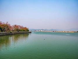 belas paisagens do rio han na ponte guangji na cidade de chaozhou china.também conhecida como ponte xiangzi, é uma ponte antiga que atravessa o rio han a leste de chaozhou foto