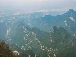 bela vista superior da estrada tongtian a estrada sinuosa 99 curvas estrada para o portão do céu, zhangjiagie, parque nacional da montanha tianmen, hunan, china foto