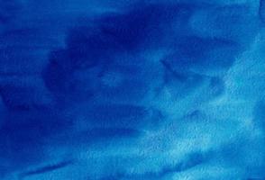 aquarela profunda textura de fundo azul índigo pintado à mão. manchas de aquarela no papel. foto