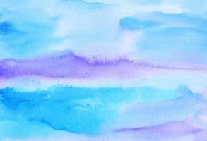 textura de pintura de fundo azul e roxo claro em aquarela. pano de fundo macio pastel multicolorido. manchas no papel. foto