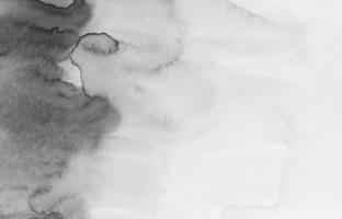 fundo gradiente preto e branco suave aquarela. pintura monocromática abstrata. manchas no papel. foto