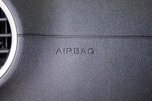 sinal de airbag de segurança no carro moderno foto