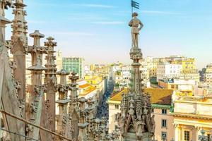 telhado da catedral de milão duomo di milano com torres góticas e estátuas de mármore branco. principal atração turística na piazza em milão, lombardia, itália. visão de grande angular da antiga arquitetura gótica e arte. foto