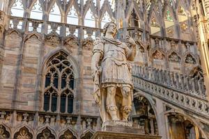 telhado da catedral de milão duomo di milano com torres góticas e estátuas de mármore branco. principal atração turística na piazza em milão, lombardia, itália. visão de grande angular da antiga arquitetura gótica e arte. foto