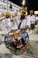 rio de janeiro, rj brasil - 09 de fevereiro de 2018 - desfile da escola de samba no sambodromo. unidos do porto da pedra durante festival na rua marques de sapucai. foto