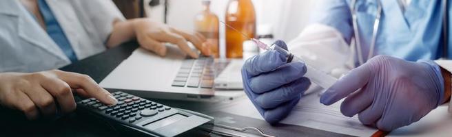 médico de medicina tocando tablet. tecnologia médica e conceito futurista. foto