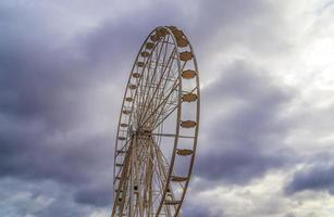 grande roda gigante branca encontrada na semana de kiels na alemanha foto