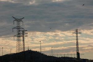 torres elétricas que suportam os cabos de cobre que transmitem e transportam eletricidade foto