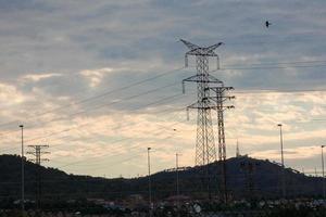 torres elétricas que suportam os cabos de cobre que transmitem e transportam eletricidade foto