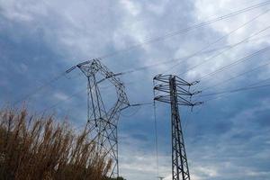 torres elétricas que suportam os cabos de cobre que transmitem e transportam eletricidade foto