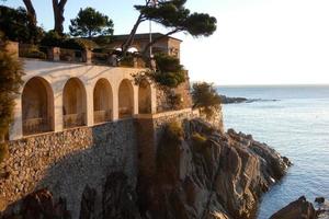 catalão costa brava na cidade de s'agaro, mar mediterrâneo ao amanhecer. foto