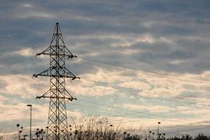 torres elétricas que suportam os cabos de cobre que transmitem e transportam eletricidade foto