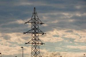 torres elétricas que suportam os cabos de cobre que transmitem e transportam eletricidade foto