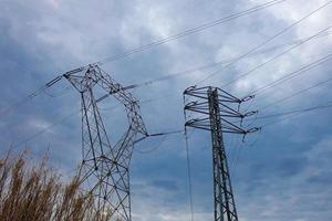 torres elétricas que suportam os cabos de cobre que transmitem e transportam eletricidade foto