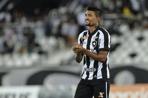 rio, brasil - 06 de março de 2018 - jogador kieza em partida entre botafogo e bangu pelo campeonato carioca no estádio nilton santos foto