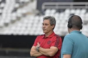 rio, brasil - 03 de março de 2018 - treinador carpegiani em partida entre flamengo e botafogo pelo campeonato carioca no estádio nilton santos foto