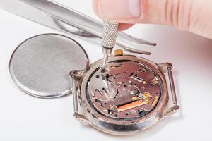 relojoeiro substitui bateria em relógio de quartzo