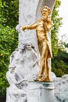 estátua dourada johann strauss em stadtpark, viena foto
