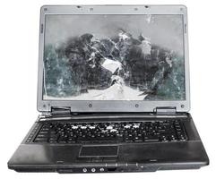 visão direta do velho laptop quebrado isolado foto