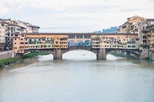 vista da ponte vecchio na cidade de florença no crepúsculo foto