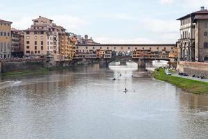 ponte vecchio sobre o rio arno na noite de outono foto