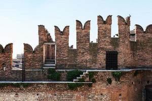 merlões em forma de m nas paredes de castelvecchio foto