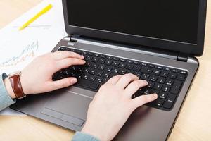 trabalhando com laptop na mesa de escritório foto