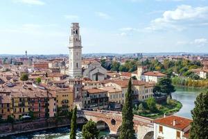 horizonte da cidade de verona de castel san pietro foto