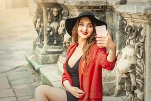 garota bonita turista está tomando uma selfie. foto