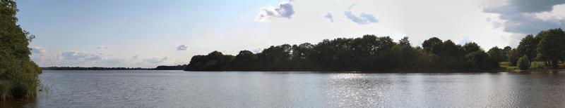 belo panorama de alta resolução de uma paisagem de país do norte da Europa com campos e grama verde foto