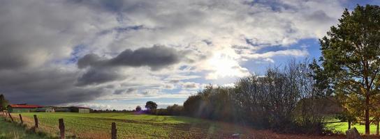 belo panorama de alta resolução de uma paisagem de país do norte da Europa com campos e grama verde foto