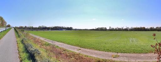 belo panorama de alta resolução de uma paisagem de país do norte da Europa com campos e grama verde foto