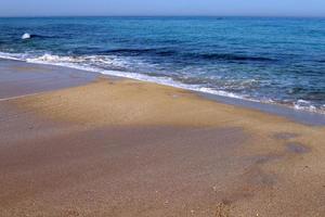 praia de areia no mar mediterrâneo no norte de israel. foto