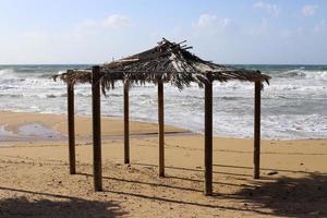 praia de areia no mar mediterrâneo no norte de israel. foto