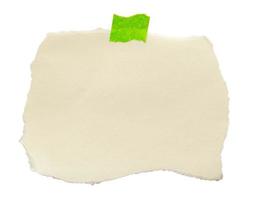 papel de nota em branco com fita adesiva isolada no fundo branco foto