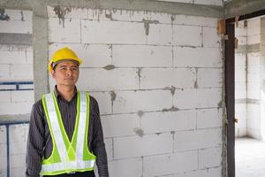 trabalhador de engenheiro de construção de homem de negócios asiáticos no canteiro de obras foto