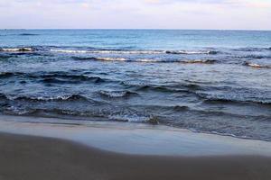 praia de areia no mar mediterrâneo no norte de israel. foto